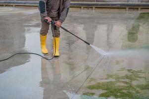 werknemer toegewezen aan het schoonmaken van stedelijke gebieden foto