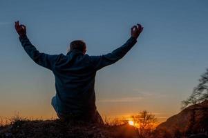 ochtendmeditatie en begroet de nieuwe dag foto