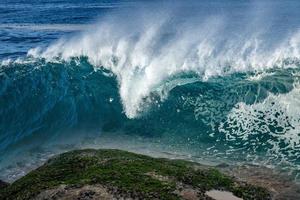 verbluffende uitzichten op oceaangolven en rotsachtige kusten zijn verbluffend. foto