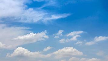 blauwe lucht met witte wolken op een heldere dag. foto
