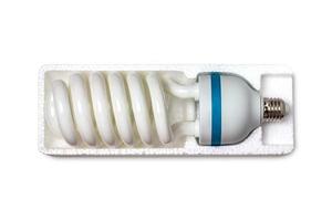 bovenaanzicht van spiraal fluorescerende spaarlamp geïsoleerd op een witte achtergrond met uitknippad. energiebesparende spiraalbollen in schuimdoos. foto