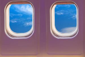 uitzicht vanuit het vliegtuig raam van de blauwe lucht met witte wolken. foto