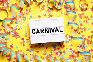 carnaval plat gelegd met confetti en slingers foto