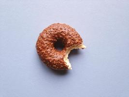 chocolade geglazuurde donut of donut met ontbrekende bite foto