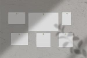 moodboard-sjabloonsamenstelling met blanco fotokaarten, gescheurd papier, vierkante kaders gelijmd met plakband en geïsoleerd op wit als sjabloon voor presentaties van grafische ontwerpers, portfolio's enz foto