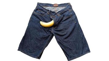 grote banaan die uit een herenjeans steekt foto