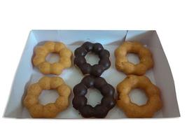 donuts thai genoemd nadenkende donut op witte achtergrond foto