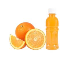 Oranje fruit met sinaasappelsap in een fles die op wit wordt geïsoleerd foto