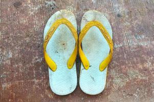 cianjur regentschap, west java, indonesië op 16 maart 2022 twee paar teenslippers in de tuin. foto's om het artikel aan te vullen. foto