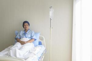 portret van senior kankerpatiënt vrouw met hoofddoek in ziekenhuis, gezondheidszorg en medisch concept foto