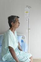 portret van senior patiënt liggend op bed in ziekenhuis, gezondheidszorg en medisch concept foto