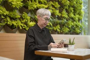 portret van senior zakenvrouw in coffeeshop foto