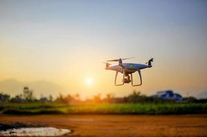 drones luchtfotografie apparatuur van fotografen die luchtfotografie maken. om het terrein te verkennen foto