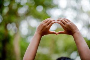 handen en natuur liefde heldere liefde moeten elkaar liefde en schoonheid geven op een natuurlijke manier. foto