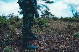 soldaten gebruiken de radio. en gebruik de kaart voor communicatie tussen militaire operaties in het grensbos. voogd foto