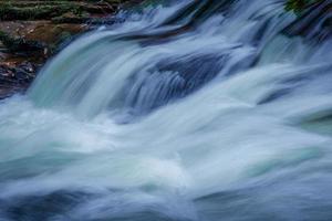 uitzicht op een kleine waterval aan de East Lyn River foto