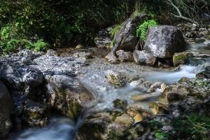 kleine stroomversnellingen bij de val vertova bergstroom lombardije bij bergamo in italië foto