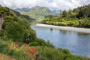 uitzicht op de meanderende Buller River in Nieuw-Zeeland foto