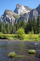 uitzicht over de Merced rivier naar de bergen in Yosemite National Park foto