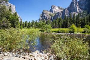 uitzicht over de Merced rivier naar de bergen in Yosemite National Park foto