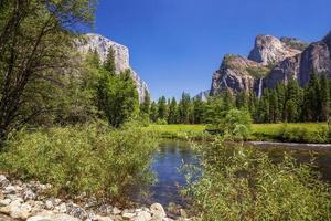 Yosemite landschap in de zomer foto