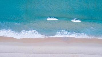 luchtfoto zandstrand en golven prachtige tropische zee in de ochtend zomerseizoen beeld door luchtfoto drone shot, hoge hoek weergave van boven naar beneden foto