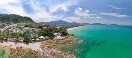 luchtfoto panorama beeld van Patong Bay op Phuket Island. prachtig eiland in thailand verbazingwekkende hoge hoek uitzicht eiland kust met blauwe lucht bewolkte hemel over zee achtergrond reizen vakantie concept foto