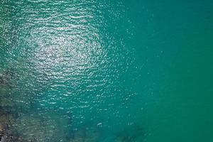 zeeoppervlak luchtfoto, vogelperspectief foto van blauwe golven en wateroppervlak textuur blauwe zee achtergrond prachtige natuur geweldig uitzicht