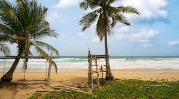 phuket karon strand zomer strand met palmbomen rond in phuket eiland thailand, prachtig tropisch strand met blauwe hemelachtergrond in zomer seizoen kopie ruimte foto