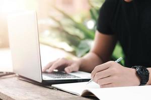 close-up man die online studeert met laptop, thuiswerkend. foto