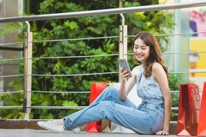 Aziatische jonge vrouw shopper mooie gelukkige glimlach foto