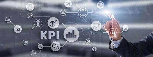 kpi key performance indicator business internet technologie concept op futuristische stad achtergrond foto