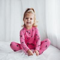 kind in pyjama foto