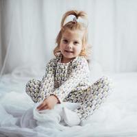 kind in pyjama foto