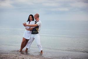 paar dansen op het strand. foto