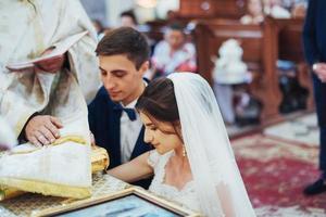 de bruid en bruidegom kerkelijke huwelijksceremonie foto
