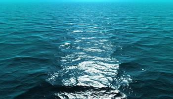 zeegezicht met blauwgroen wateroppervlak foto