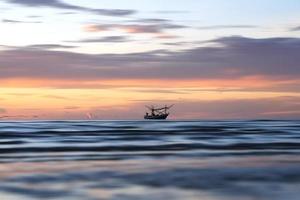 gemodelleerd van vissersboot in de ochtend met zonsopganghemel. foto