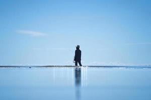 buiten lokale levensstijl van visser op het strand zee in de late ochtend foto