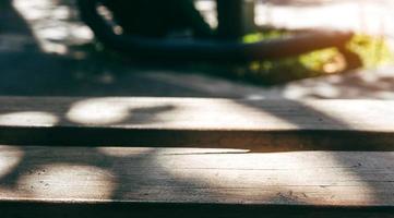 lege bruine houten tafel met onscherpe achtergrond. zonlicht op het oppervlak. foto