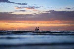 gemodelleerd van vissersboot in de ochtend met zonsopganghemel. foto