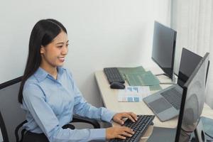 Aziatische jonge vrouwelijke programmeur werkende ontwikkelaar programmeren op een computercode op kantoor. foto