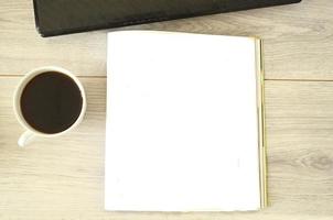 een kopje koffie, lege plaats in dagboek en notitieboekje op houten tafel, mockup foto