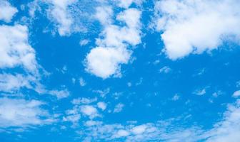 blauwe lucht en witte wolk gebruiken voor achtergrond. een prachtig uitzicht op de blauwe lucht en de witte wolk. deze afbeelding kan worden gebruikt voor behang of banner foto