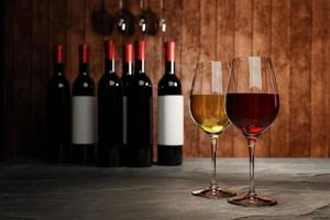 rode en witte wijn in helder glas, veel wazige wijnflesachtergronden plaatsen het op een cementvloer met een houten plankwand. het productieconcept voor het proeven van de kelder. 3D-rendering foto
