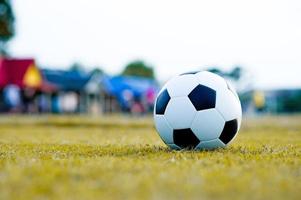 bal op het gazon in een geel veld op het voetbalveld klaar voor straf. en ga actief voetballen foto