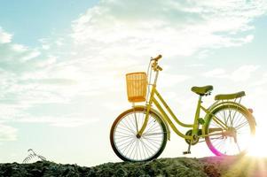 gele fiets en zonsondergang in de avond van de winter met sleutelkopieerruimte foto