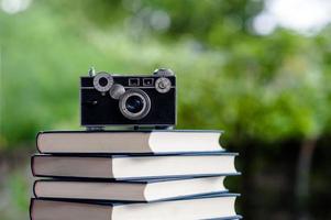 boeken en camera's op de grond. wit leren boek en bestudeer het concept van empathie en ontwikkeling foto