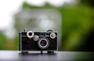 klassieke camera op tafel ziet er niet duur uit. fotografie-ideeën en oude cameraverzorging foto