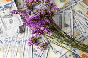 business planner op financiële inkomsten, dollar en zakelijke diagrammen op financiële rapporten met munten en paarse bloemen. werk en winst foto